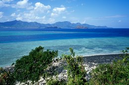 Archipel-des-Comores;-France;-Galets-noirs;-Kaleidos;-Kaleidos-images;-La-parole-à-limage;-Lagon;-Laurent-Abad;-Mayotte;-Mer;-Océan-Indien;-Paysage-marin;-Plage;-Stories-Pictures;-Turquoise